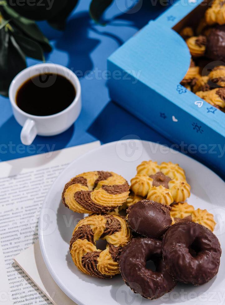 quebradiço biscoitos e copo do café foto