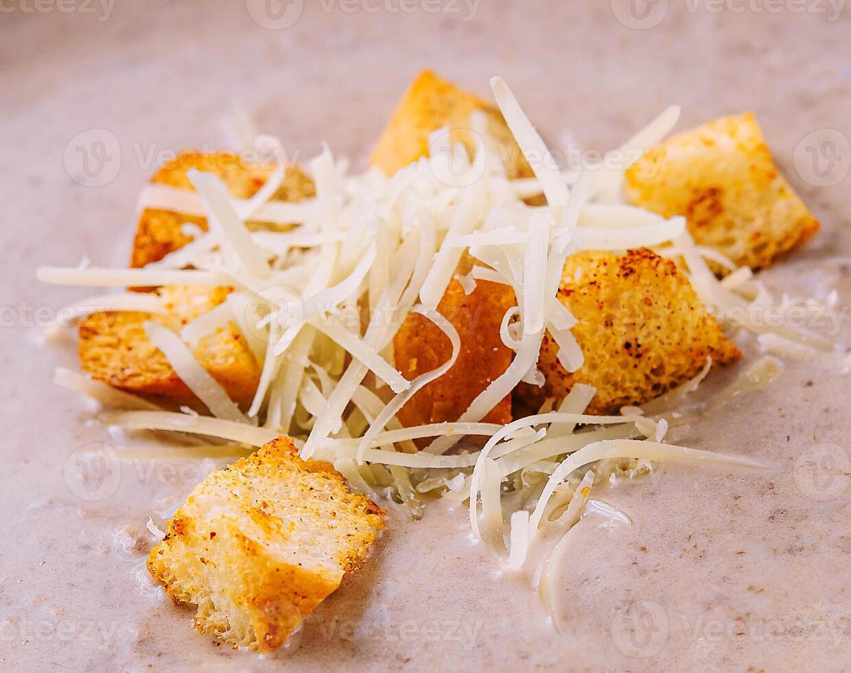 caseiro creme sopa com croutons e parmesão queijo foto