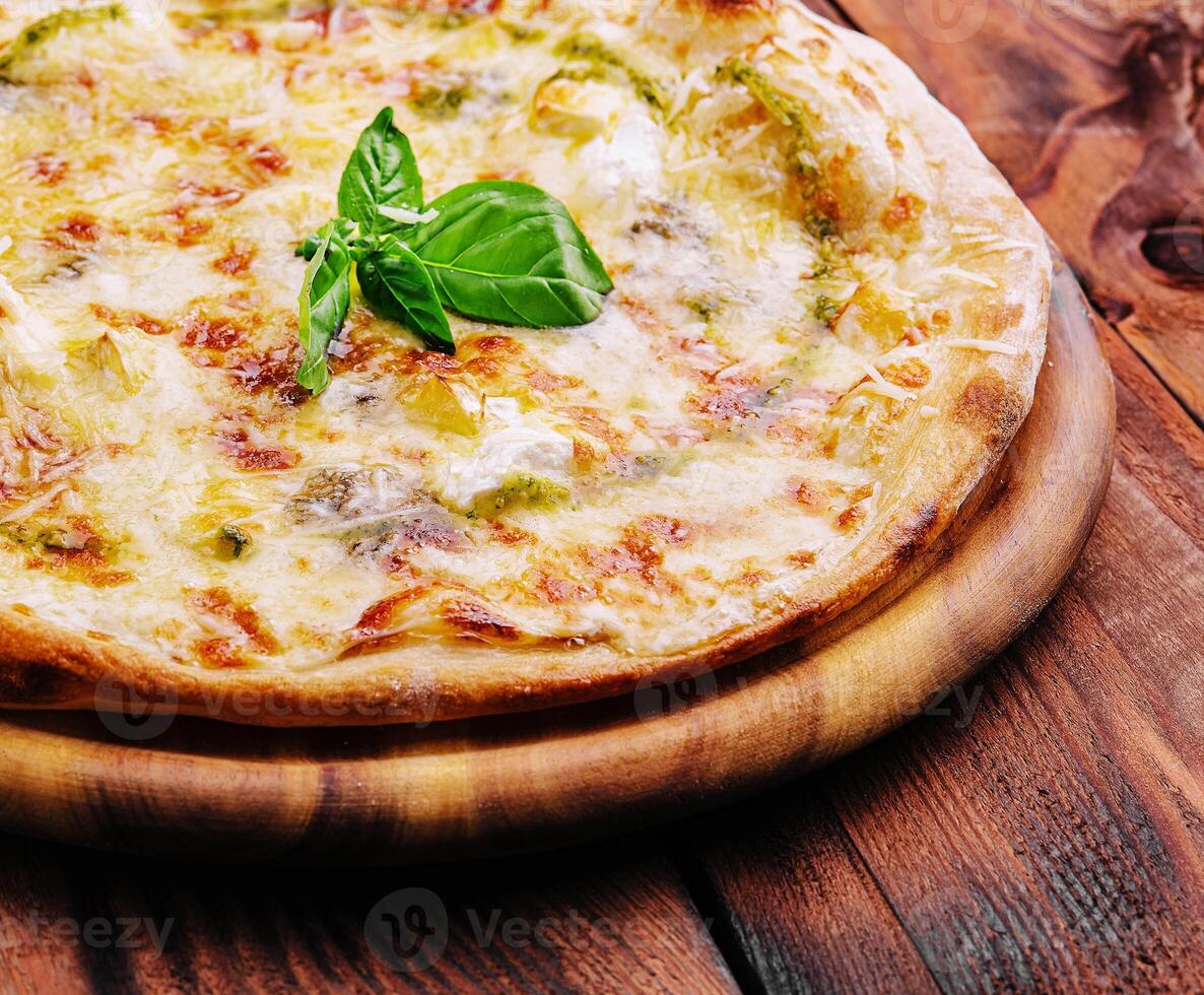 saboroso pizza com pesto molho em de madeira fundo foto