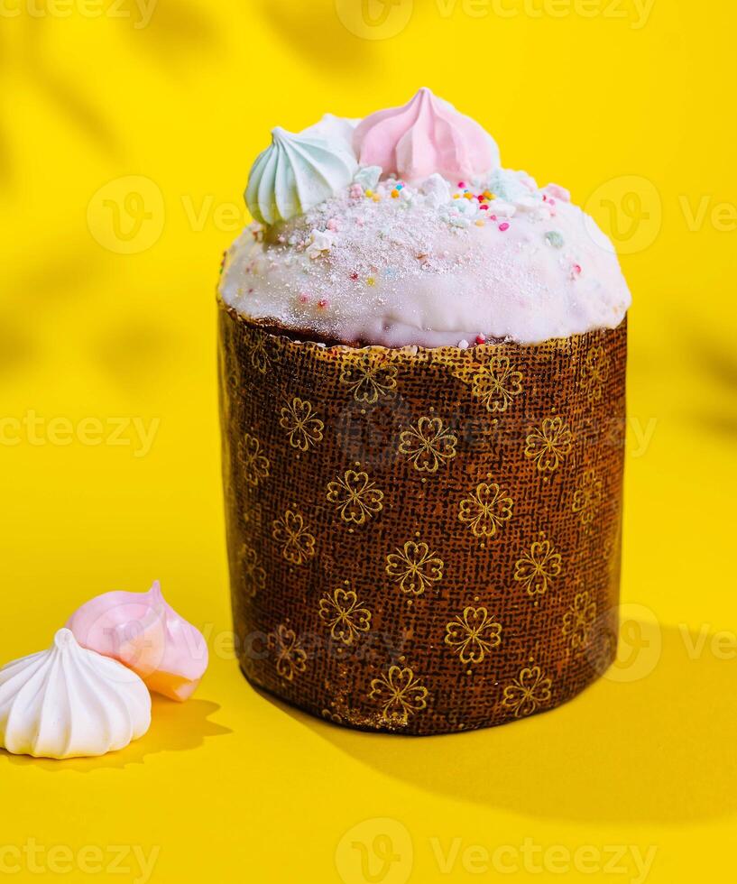 tradicional Páscoa bolos com merengue em amarelo fundo foto