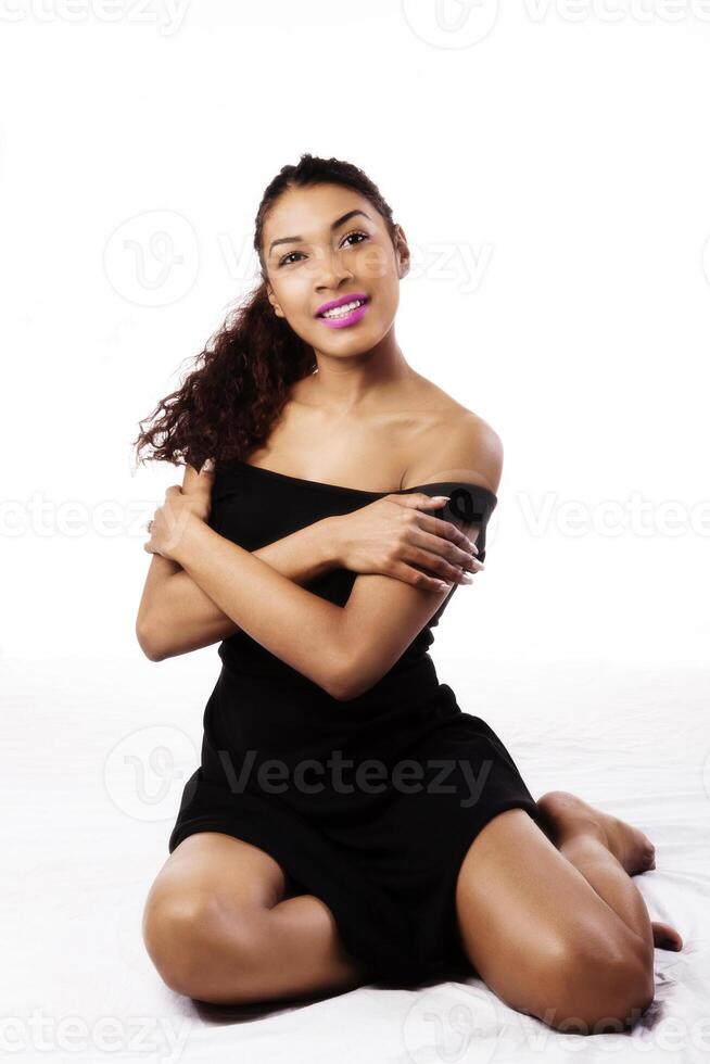 sorridente atraente hispânico mulher sentado dentro Preto vestir foto