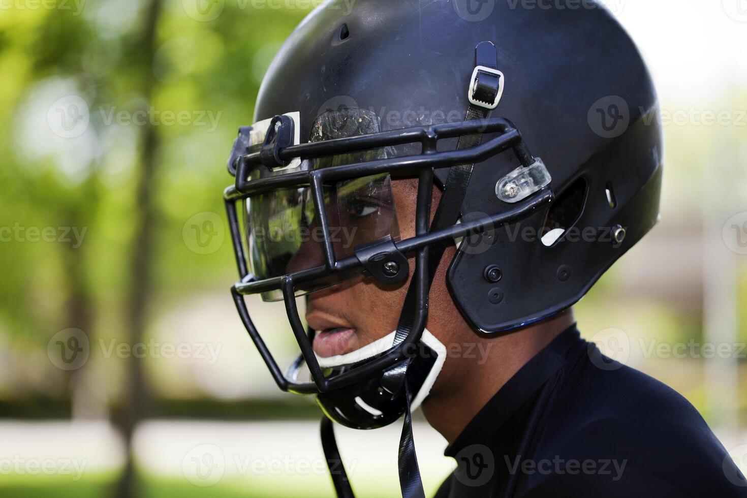 perfil jovem Preto homem dentro futebol capacete foto