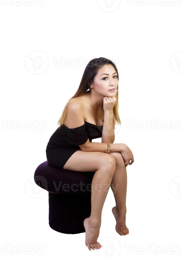 ásia americano mulher pequeno Preto vestir sentado foto