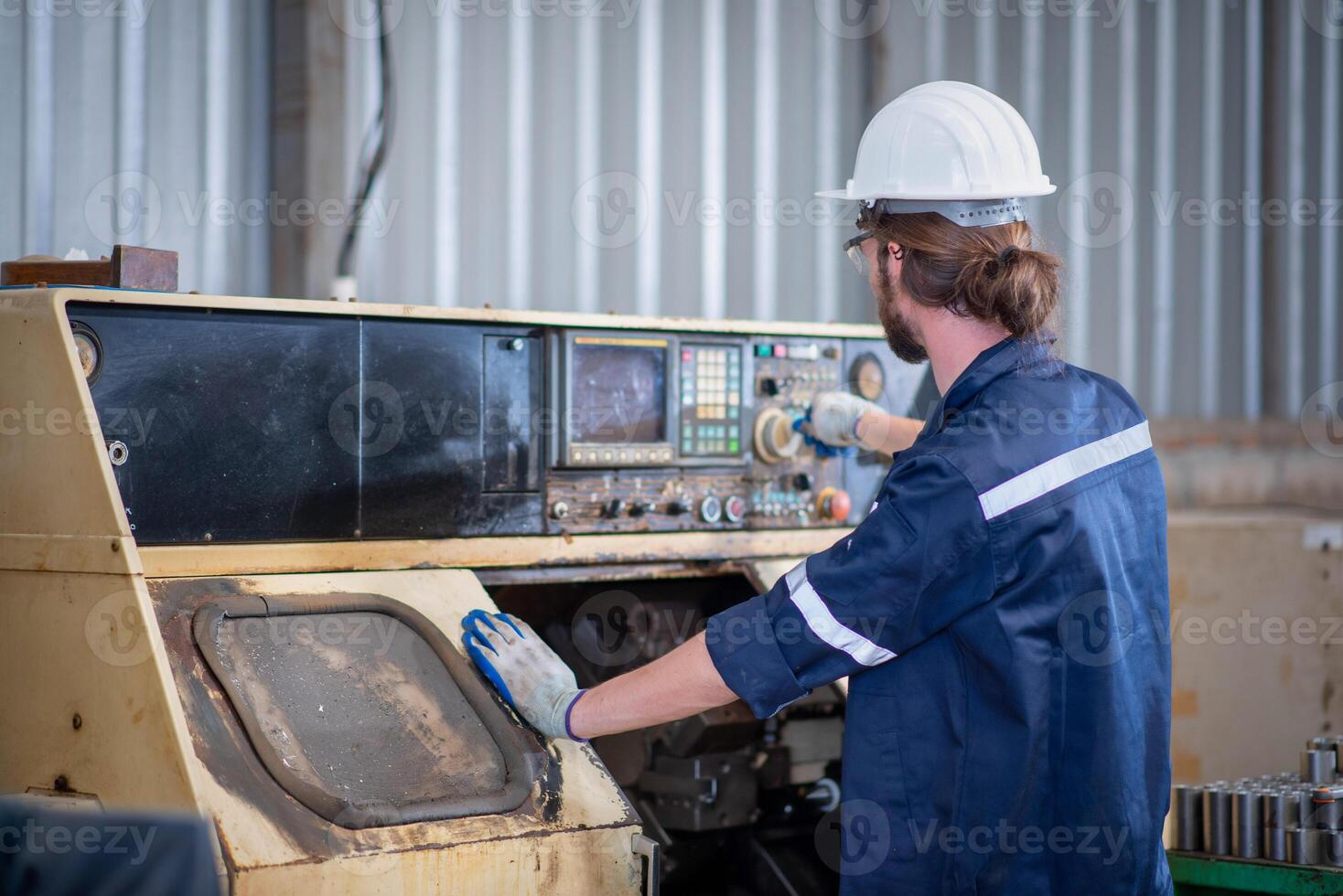 retrato do pesado indústria trabalhadores trabalhando em a metal fabricação processo de operativo uma torno às uma máquina para aço estrutura indústria. foto