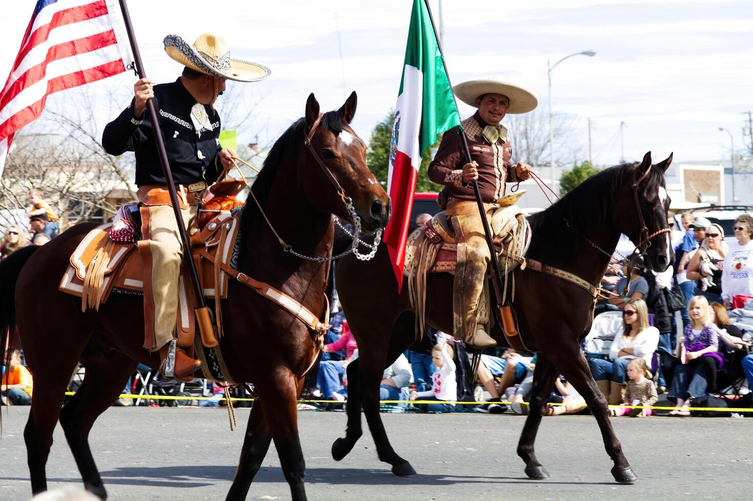 marysville, ca, 2011 - mexicano americano homens equitação cavalos dentro parada foto