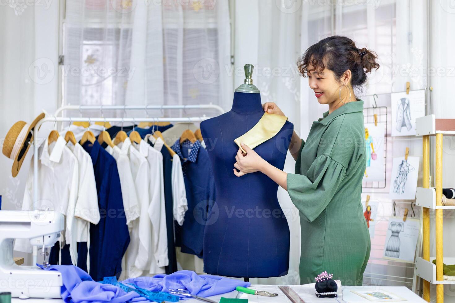 elegante freelance costureira é prendendo dela marcação colarinho para Novo vestir de prendendo para manequim enquanto trabalhando dentro dela artístico oficina estúdio para moda Projeto e roupas o negócio indústria foto