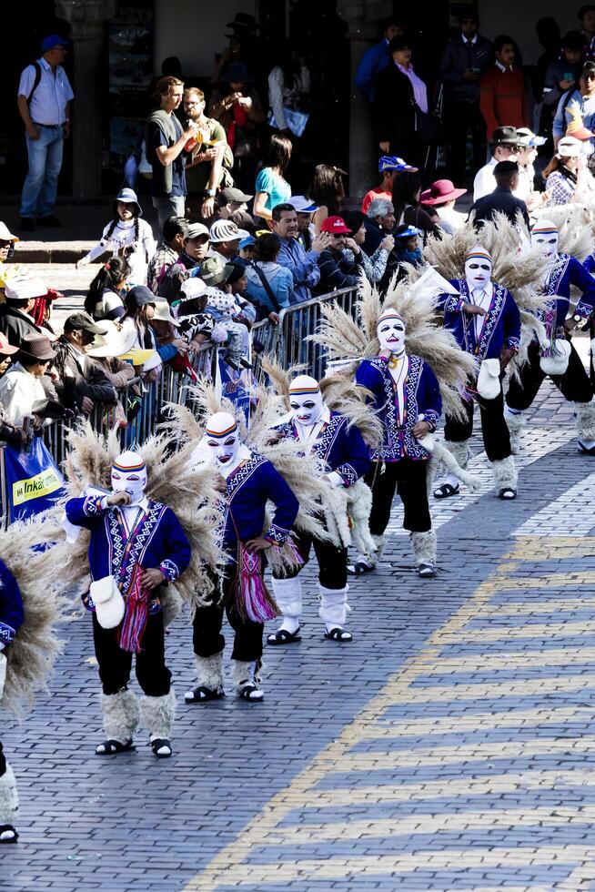 cusco, Peru, 2015 - dançarinos dentro tradicional fantasias inti Raymi sul América foto