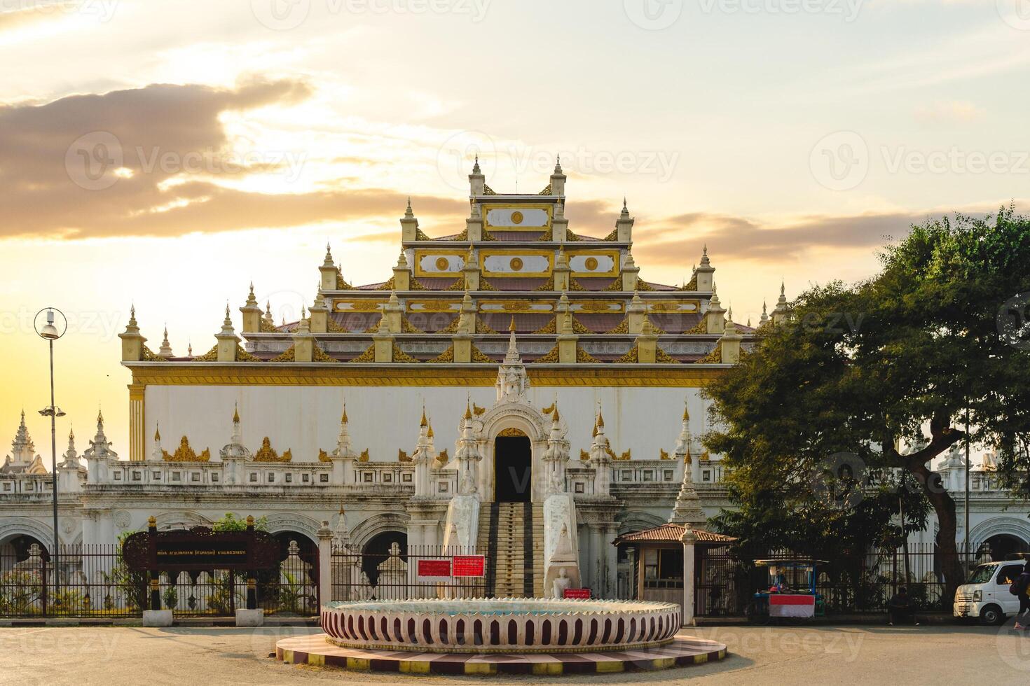Atumashi mosteiro dentro mandalay, myanmar Birmânia foto