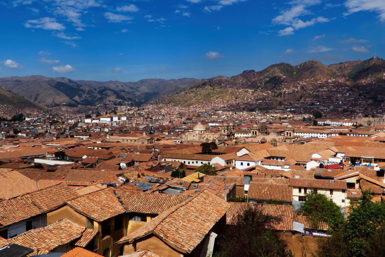 cusco, Peru, 2015 - vermelho cobertura tops Igreja torres colinas e céu sul América foto