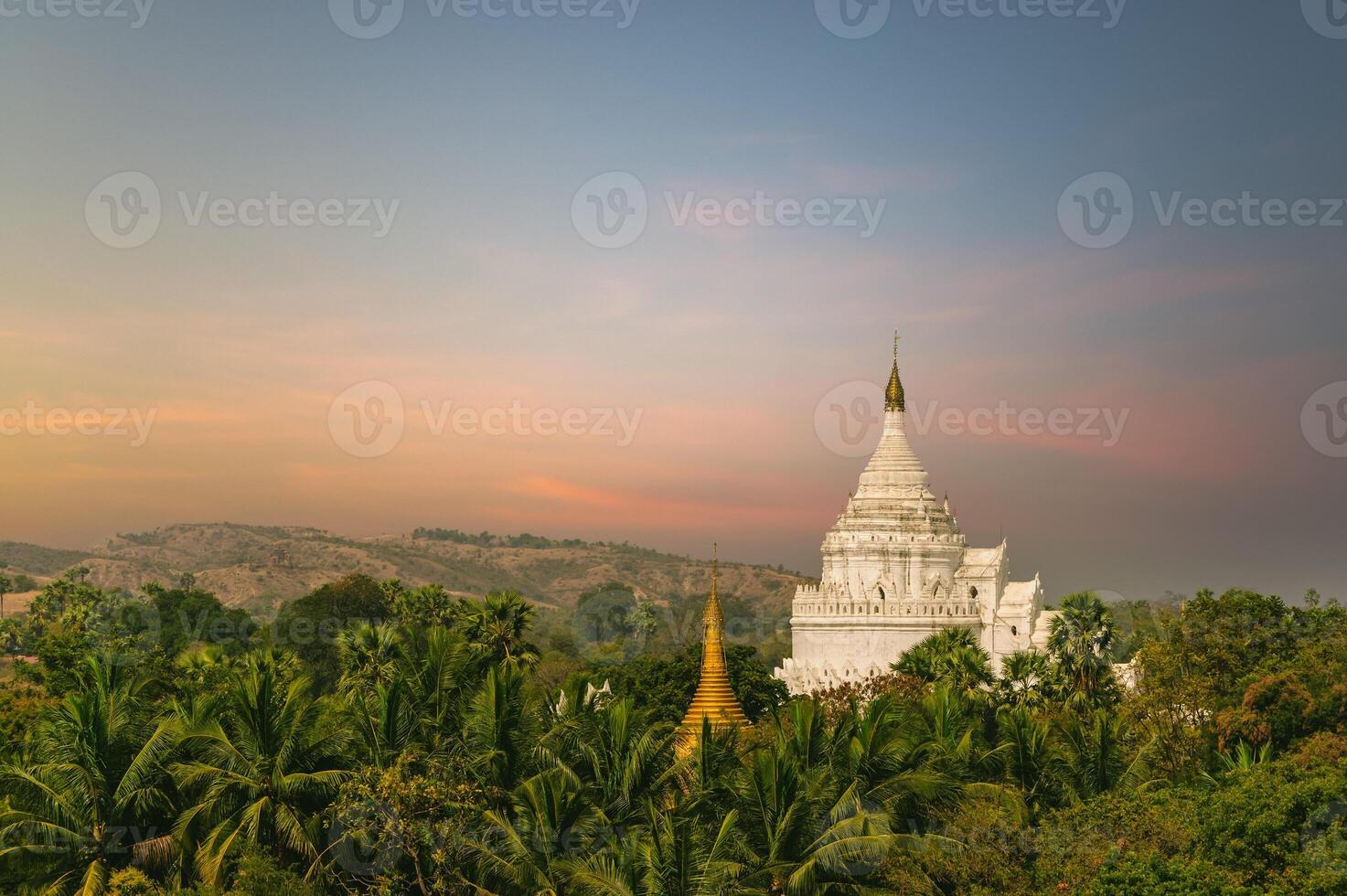 hsinbyume pagode, também conhecido como myatheindan pagode, localizado dentro mingun, Birmânia myanmar foto