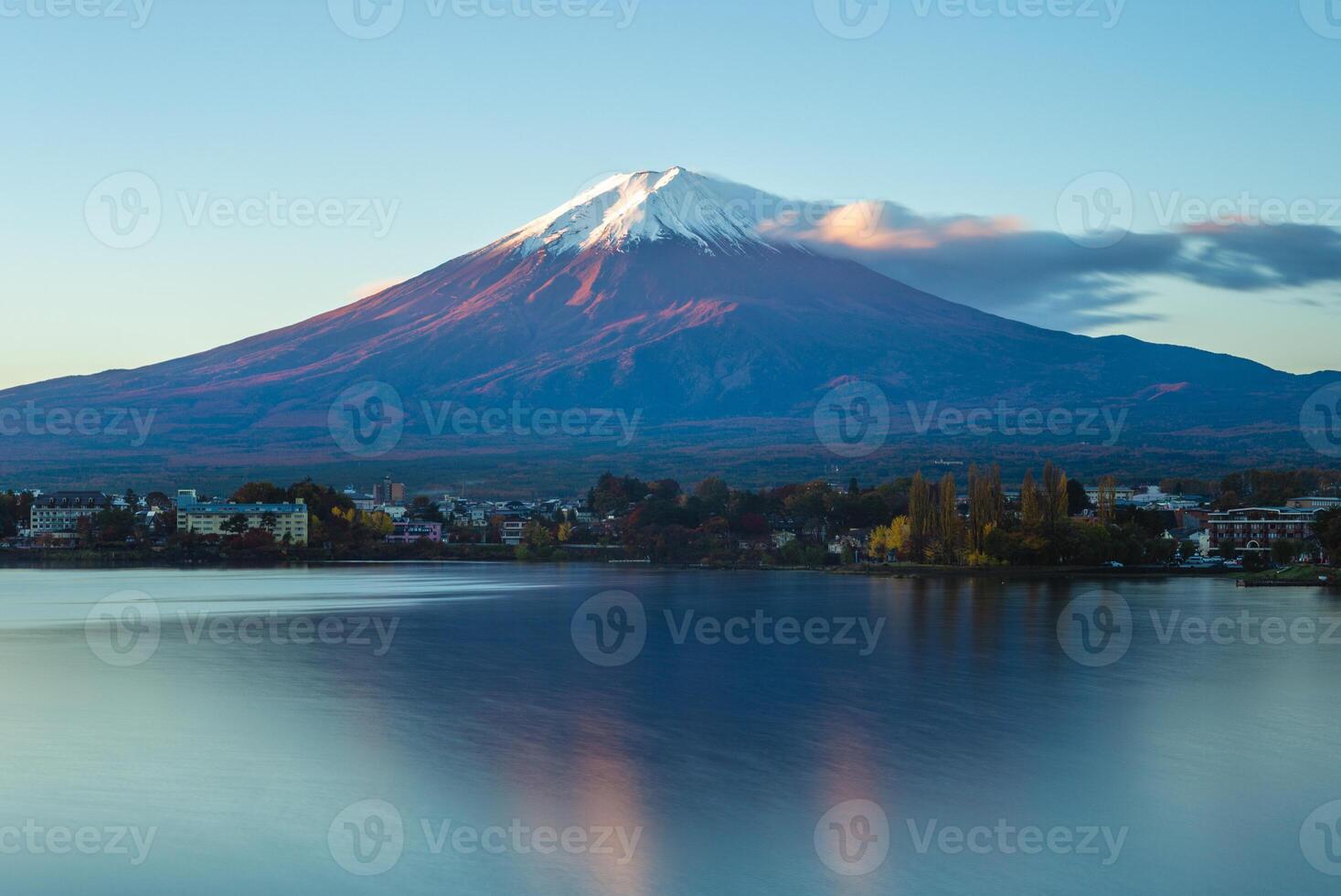 cenário do Monte Fuji e Lago Kawaguchi em Yamanashi, Japão foto