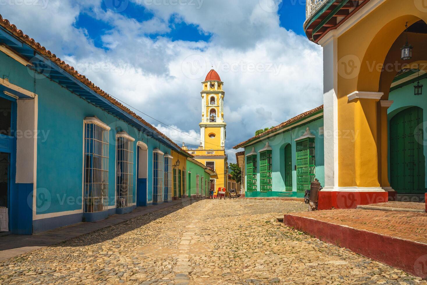 rua Visão com a iglesia y convento de san francisco dentro Trindade, Cuba foto