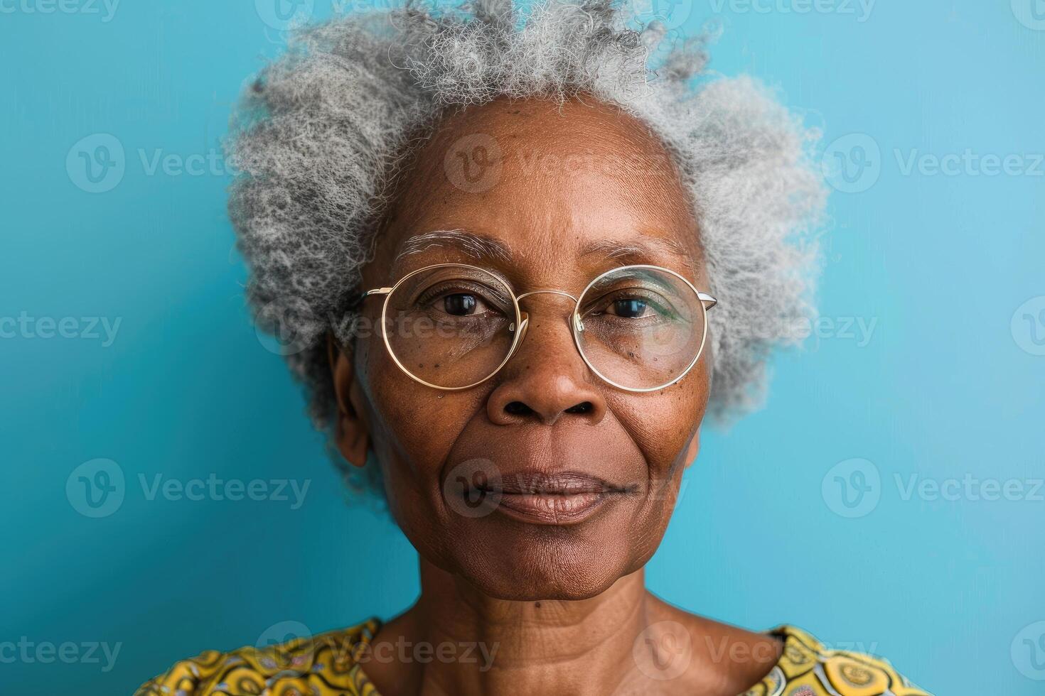 ai gerado retrato do idosos mulher com Preto pele dentro volta óculos. lindo fofa senhora sorridente em azul fundo. mulher face foto