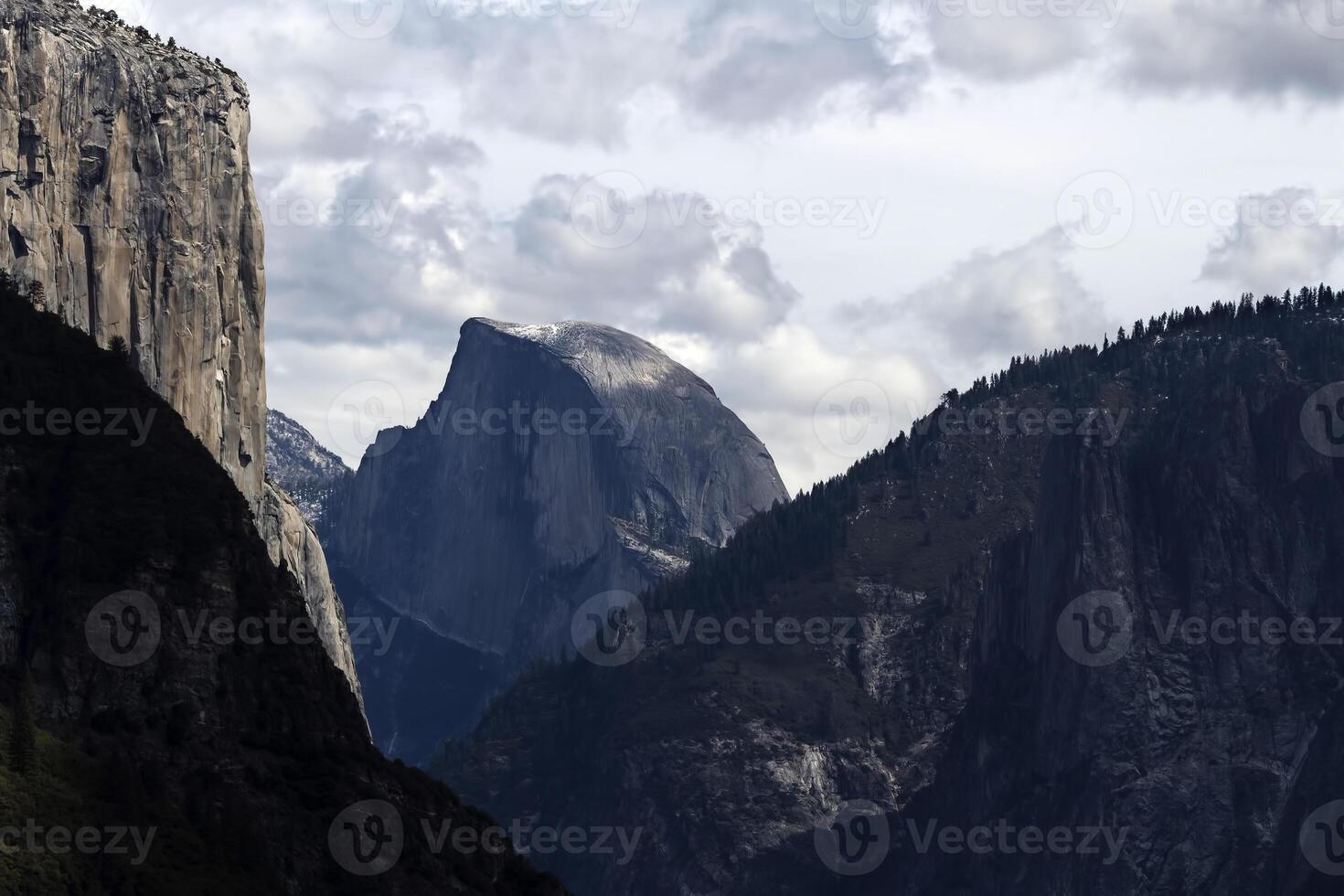 Visão do meia abóbada e el capitão nublado dia foto