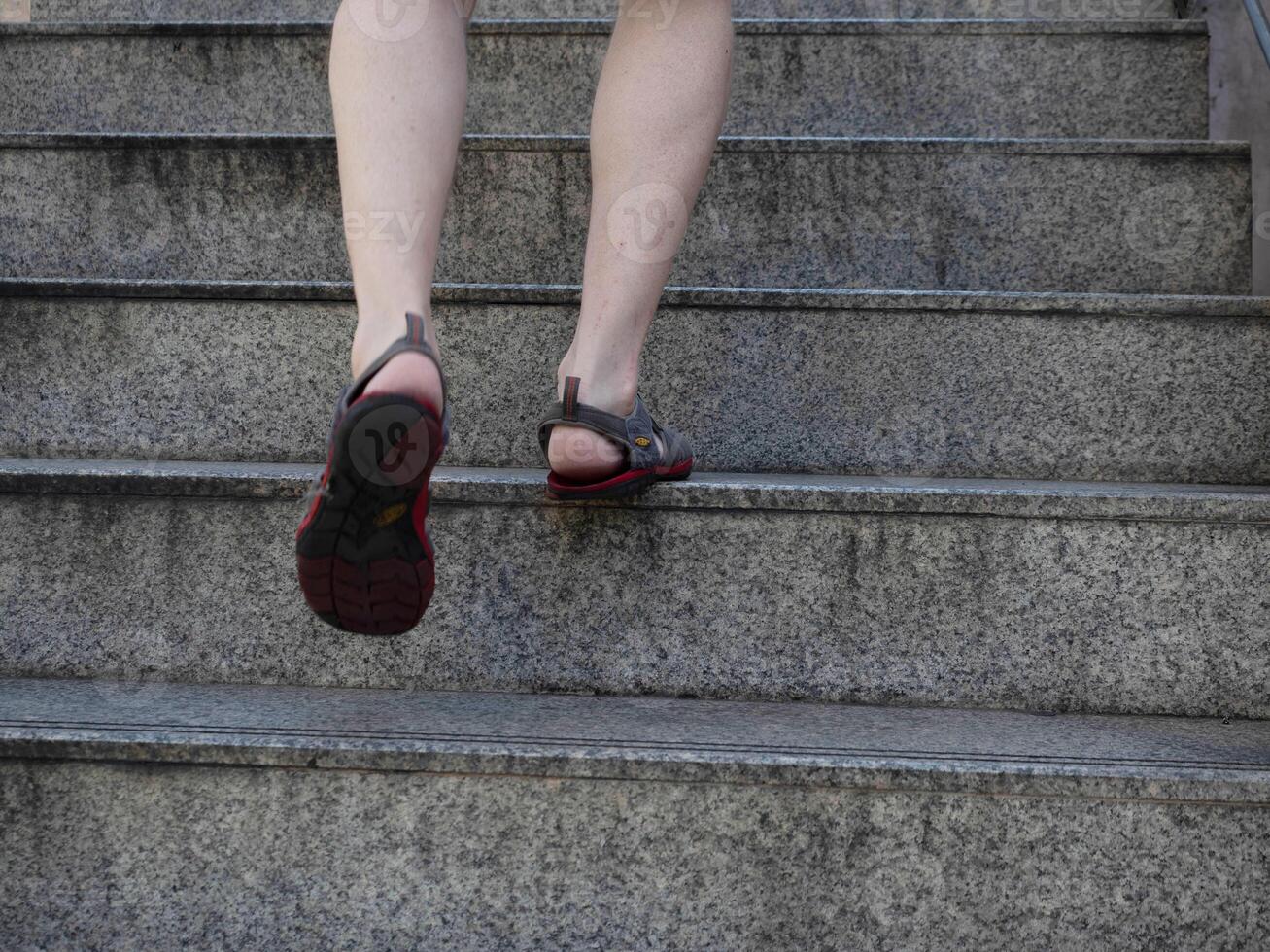 perna corpo parte humano caminhando degrau Escadaria pé sapato estilo de vida membro calçados o negócio fechar acima escalada salto descalço de praia esporte o negócio esporte rua estilo de vida saudável escalada fêmea masculino homem mulher foto