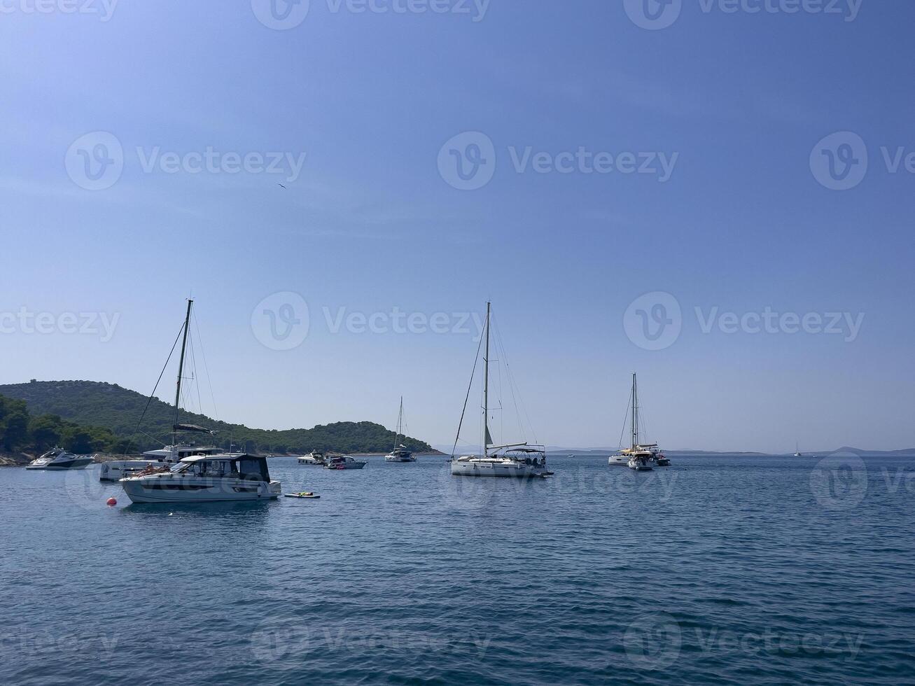 barcos dentro marina dentro Croácia foto