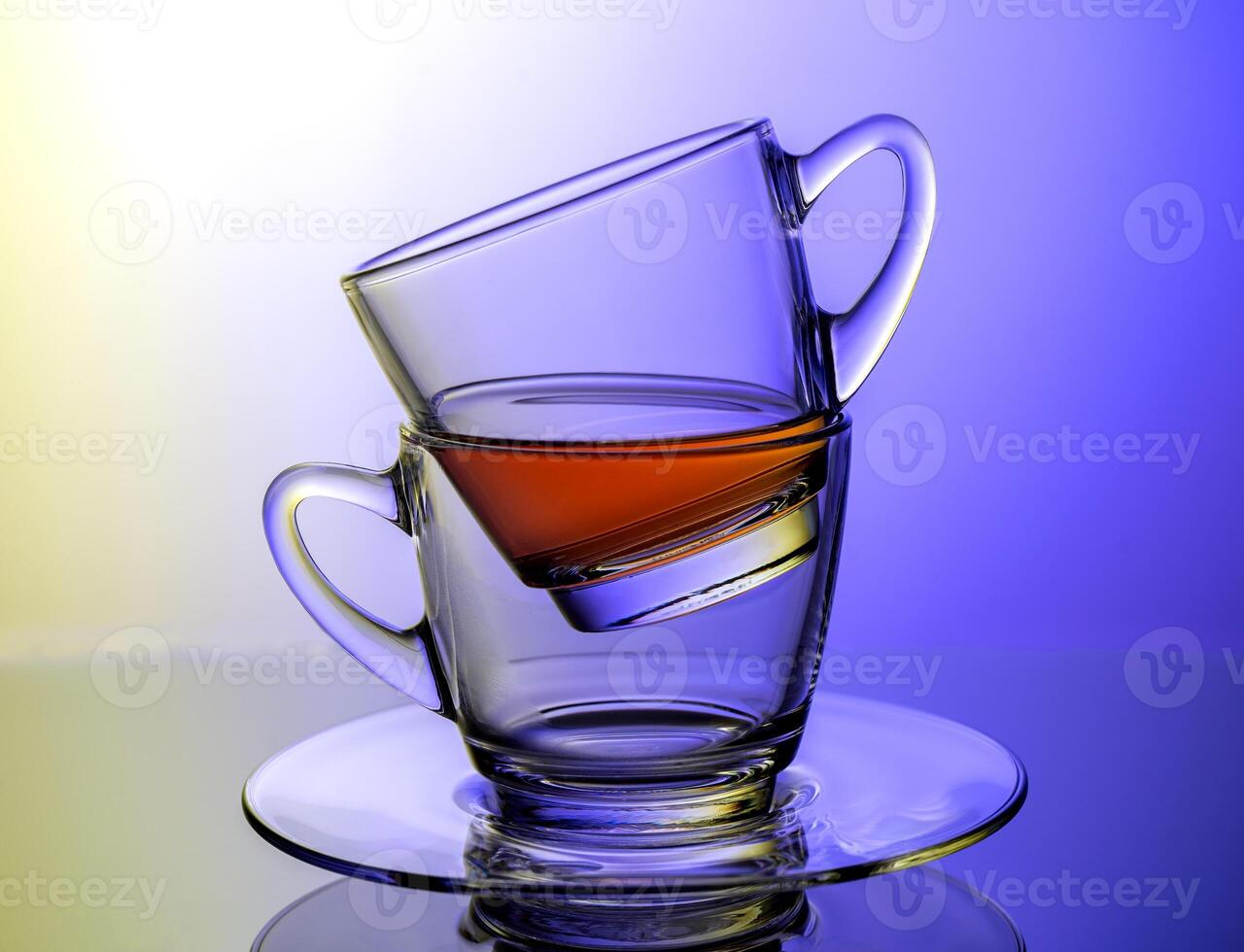 uma vidro copo com uma chá dentro foto