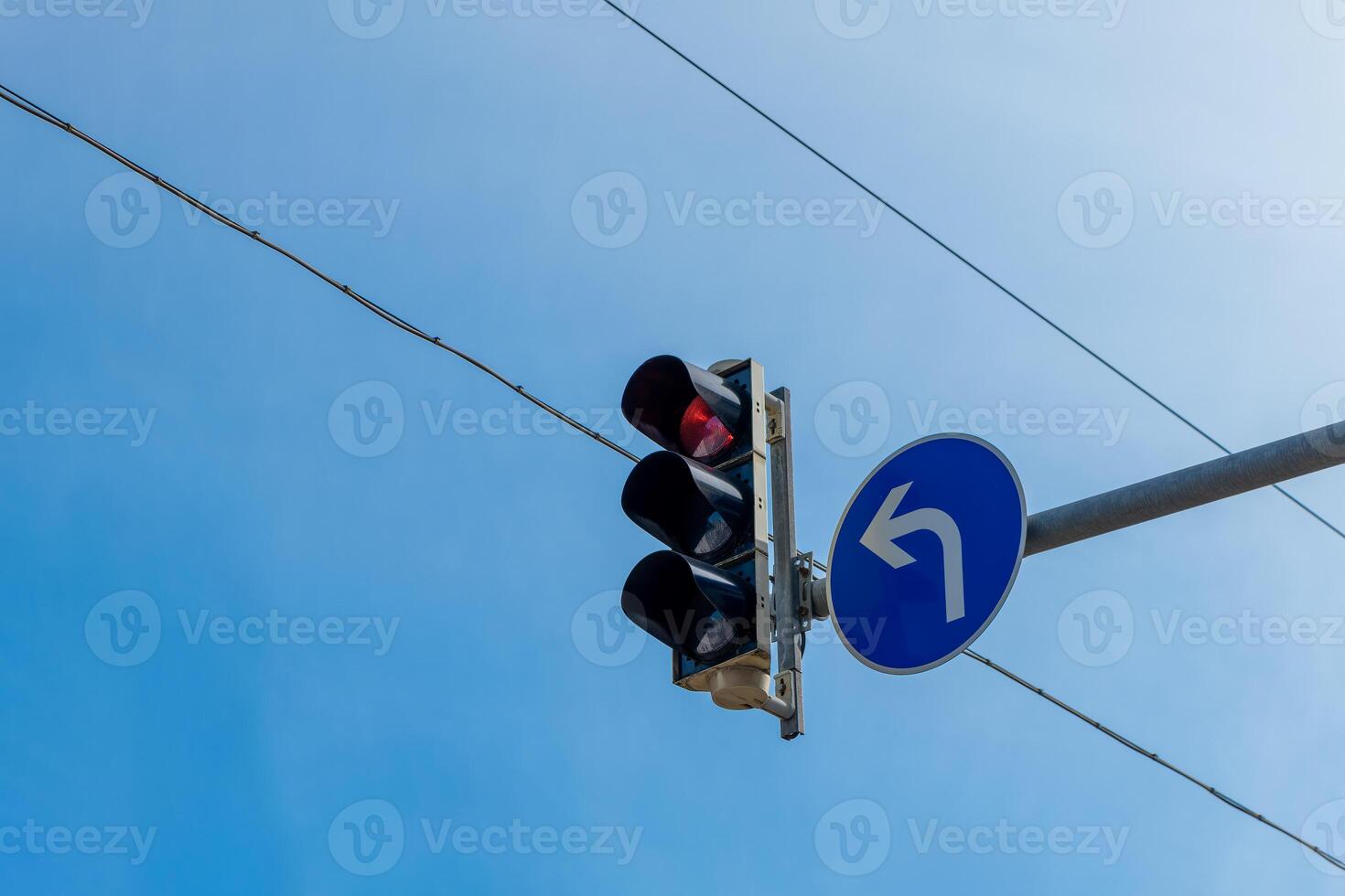 uma tráfego luz com vermelho com uma Visão a partir de abaixo foto