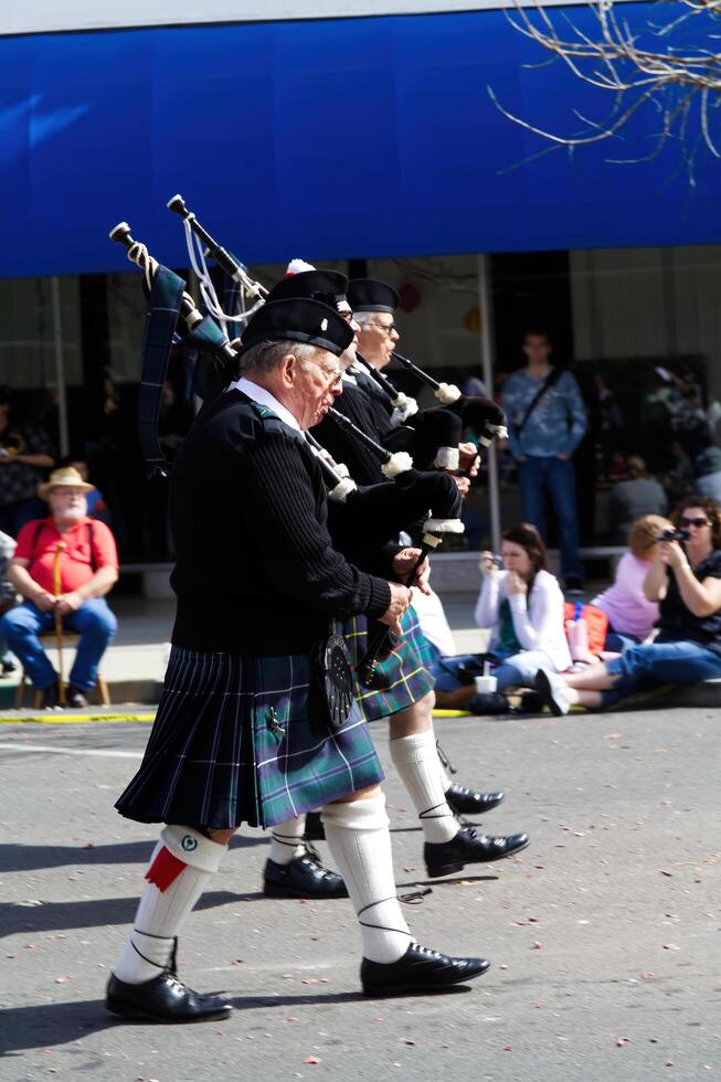 marysville, ca, 2011 - homens jogando gaita de fole dentro kilts para parada foto