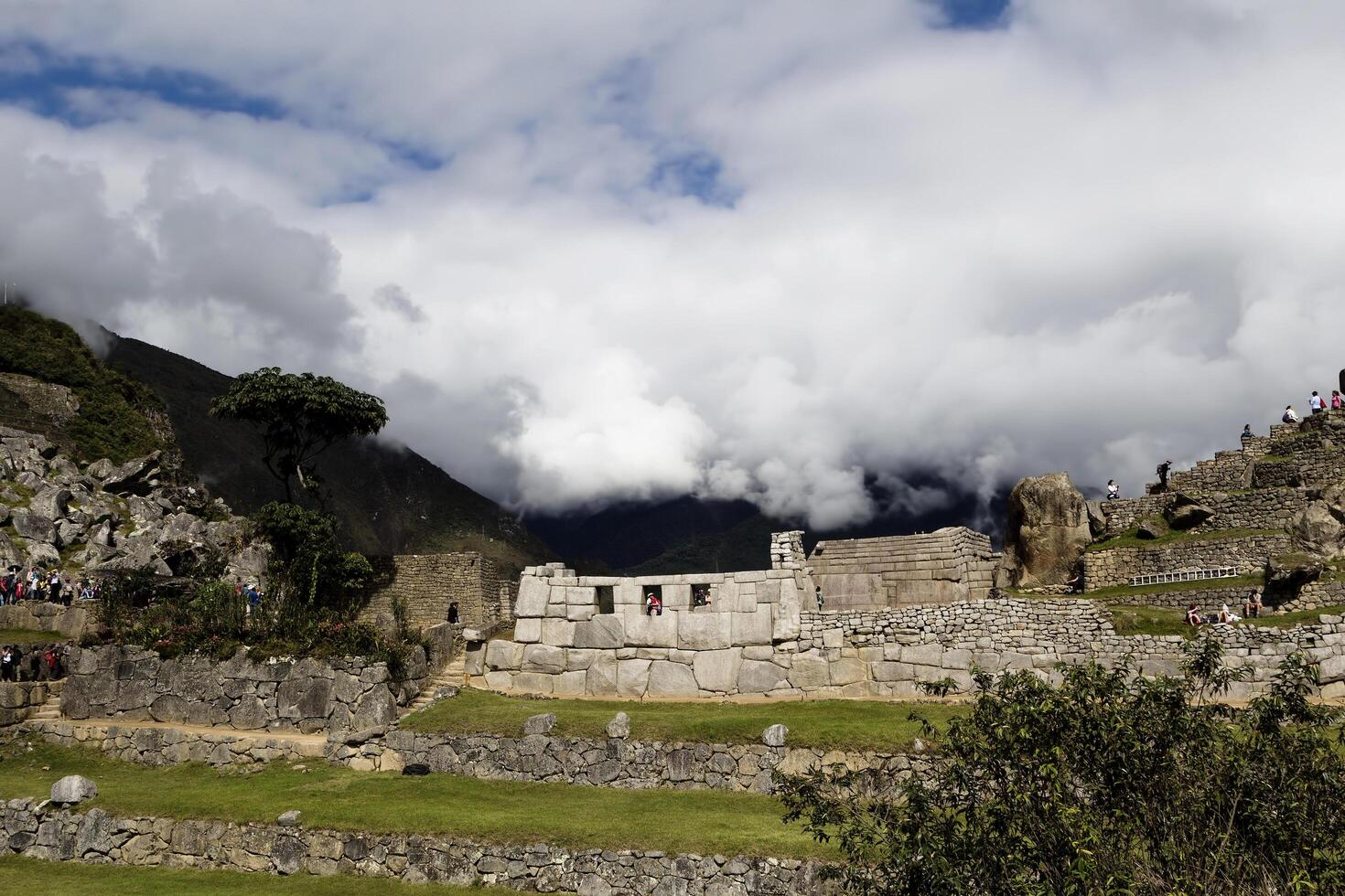 Machu picchu, Peru, 2015 - panorama com turistas e três janelas foto