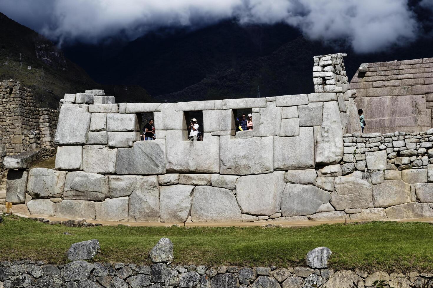 Machu picchu, Peru, 2015 - três janelas com turistas e nuvens foto