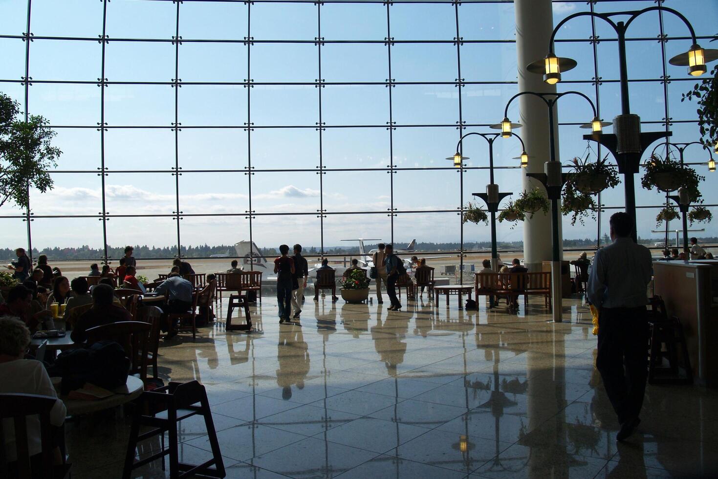 Seattle, wa, 2006 - aeroporto esperando área pessoas silhueta grande janelas azul céu foto