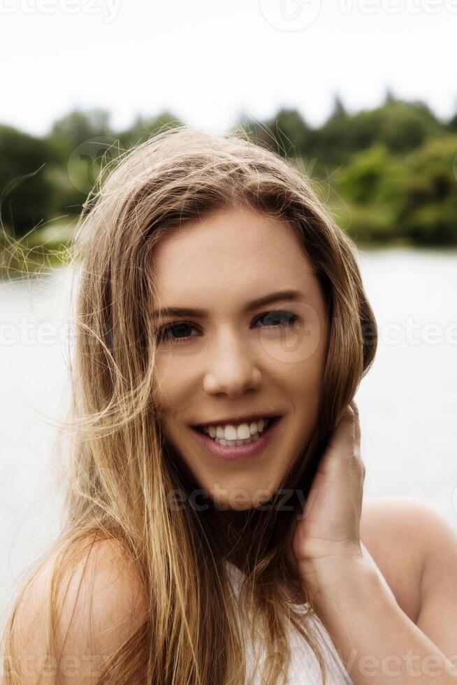 caucasiano adolescente mulher ao ar livre retrato loiro cabelo foto