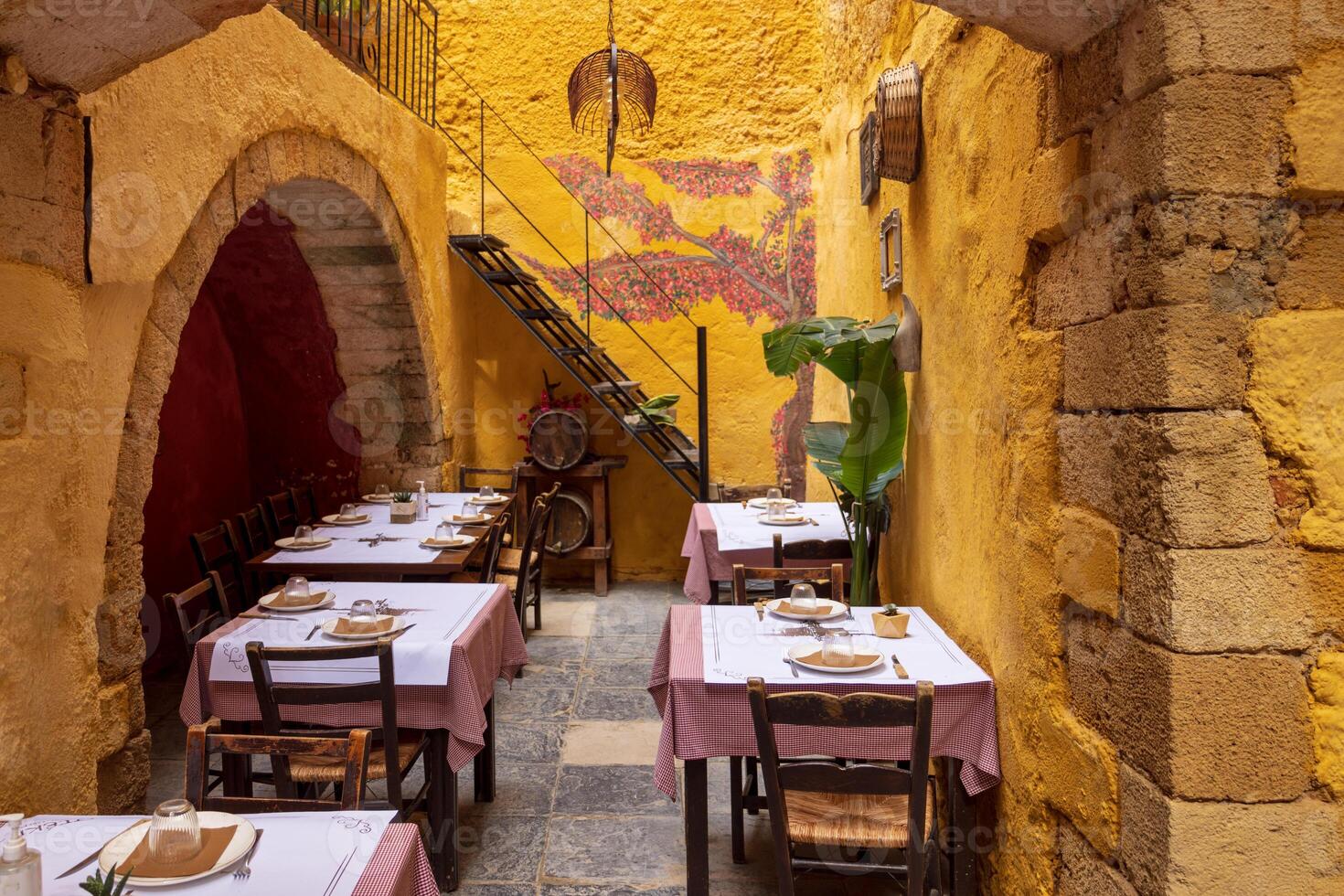 Grécia, Chania ilha restaurantes e cafés. tradicional grego Comida dentro histórico Centro foto