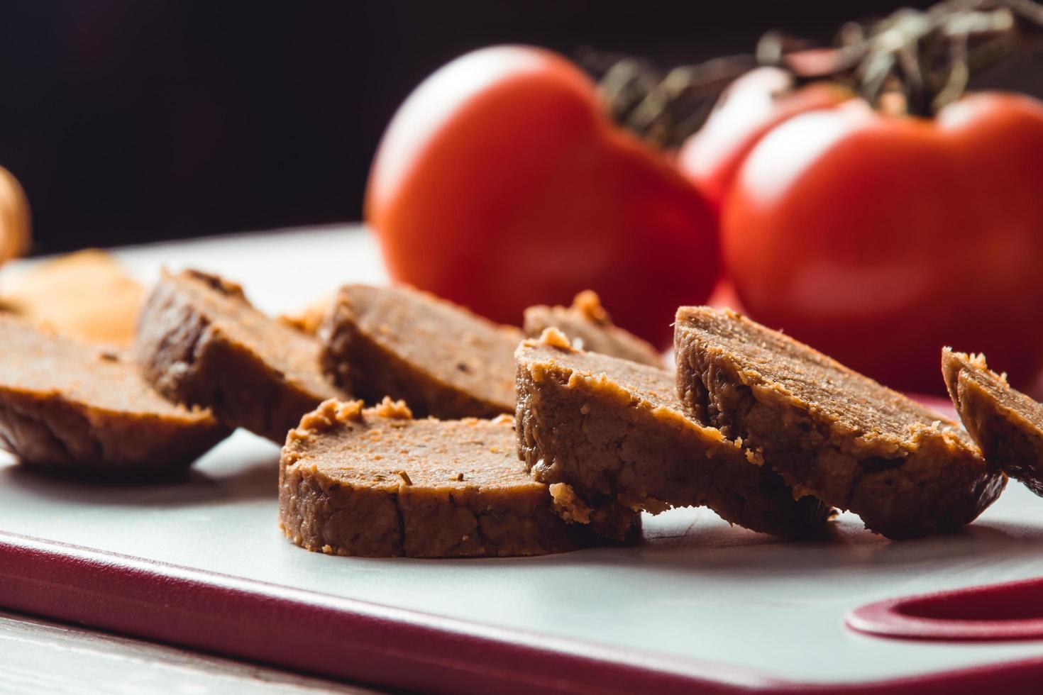 cozinhar comida vegana. seitan é carne vegana para hambúrguer vegetariano foto