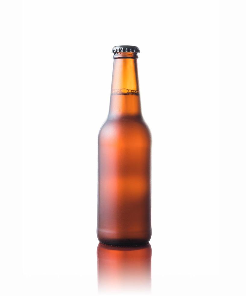 garrafa de cerveja gelada isolada no fundo branco foto
