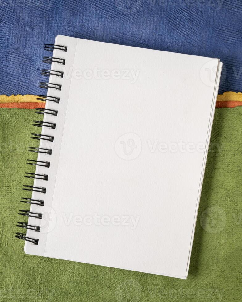 em branco espiral caderno de desenho com branco Páginas contra colorida abstrato papel panorama foto