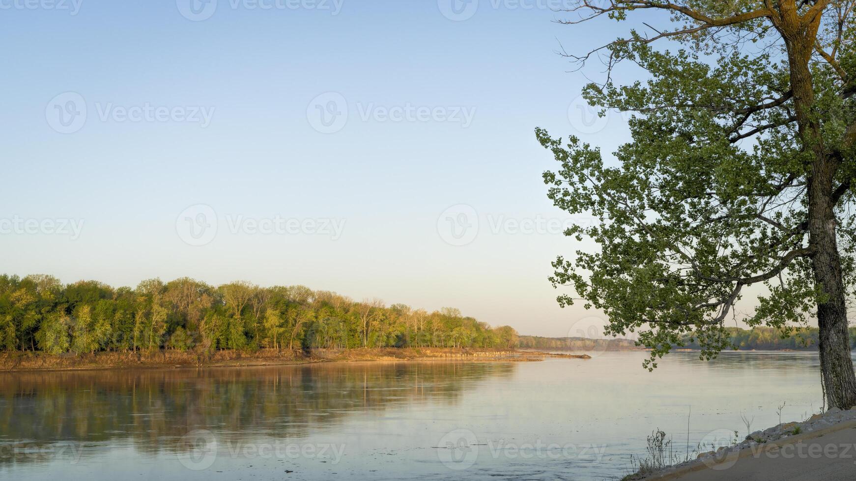 calma Primavera nascer do sol sobre Missouri rio às Dalton partes inferiores foto