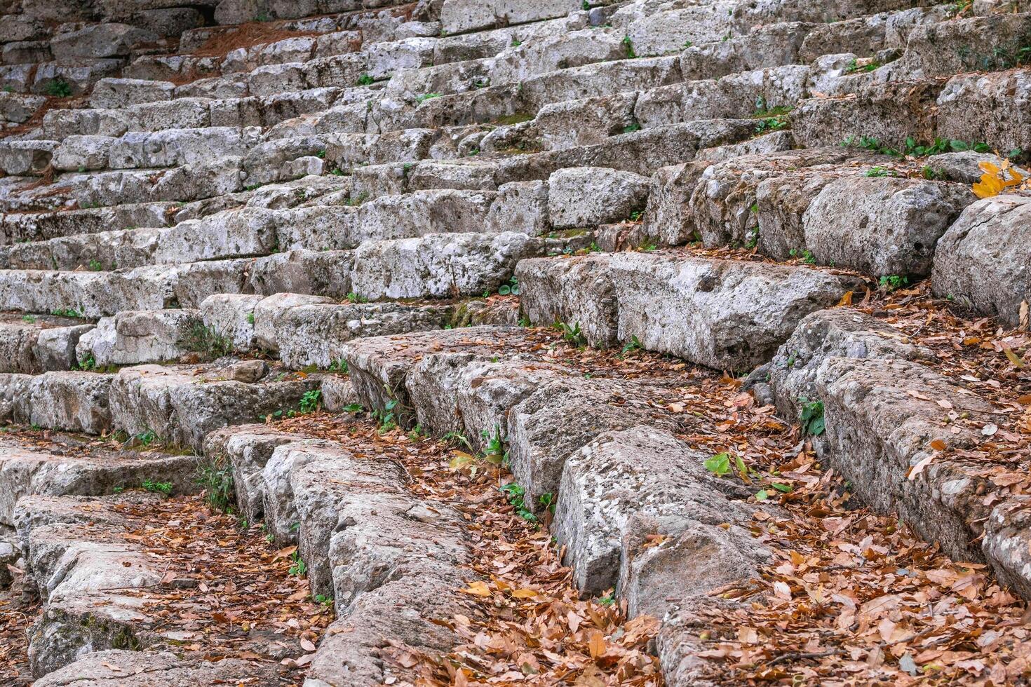 pedra anfiteatro com linhas do assentos fez do ampla blocos do pedra. phaselis antigo cidade, turco foto