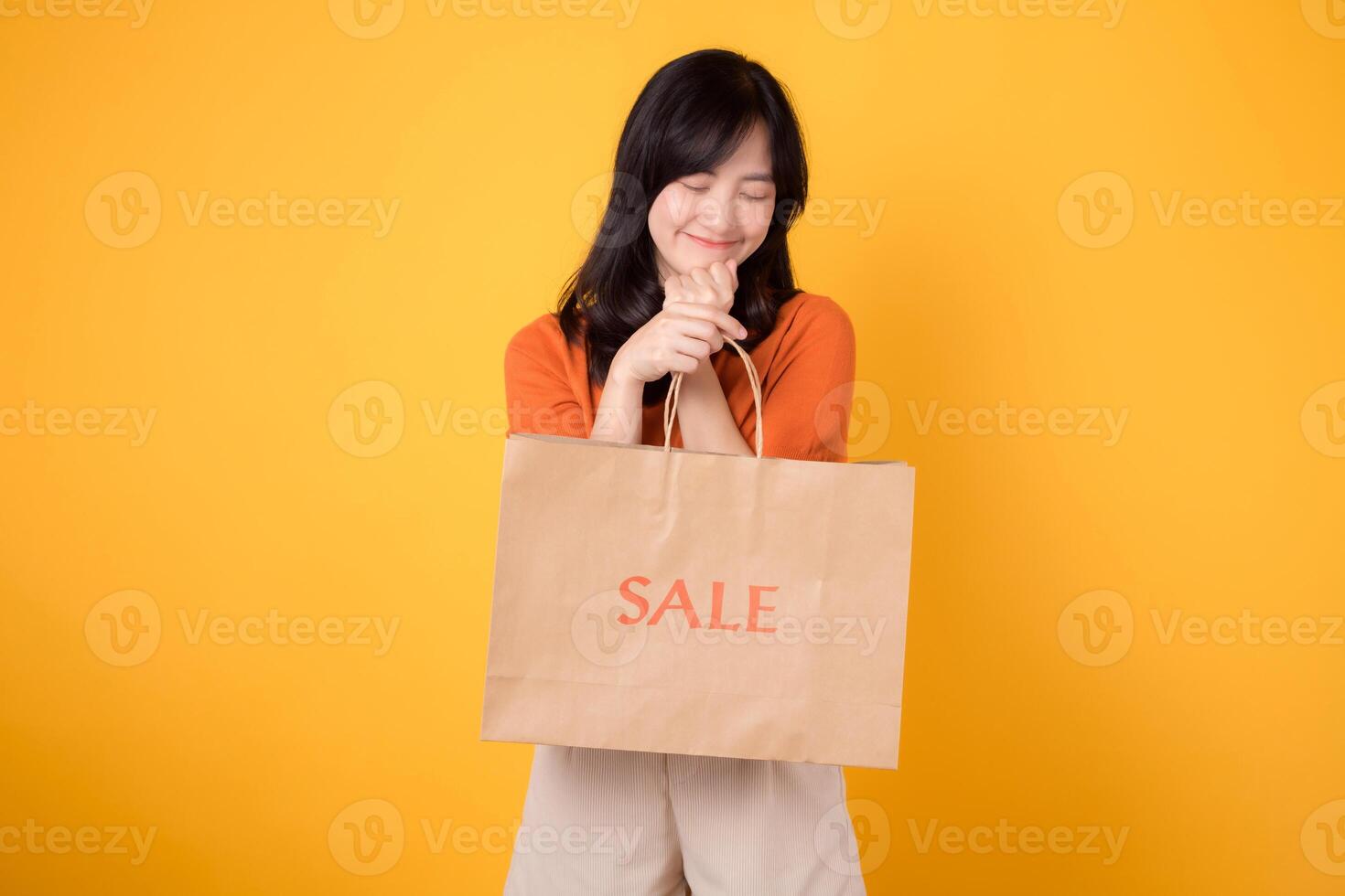 outono dentro amor com a surpresa do a melhor ofertas enquanto compras na moda mulher vitrines dela alegre compras isolado em amarelo fundo, refletindo a excitação do experiente compras. foto