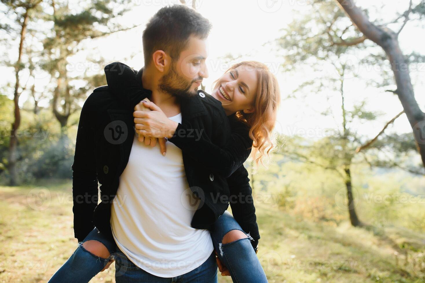 amor, relação, família e pessoas conceito - sorridente casal tendo Diversão dentro outono parque. foto