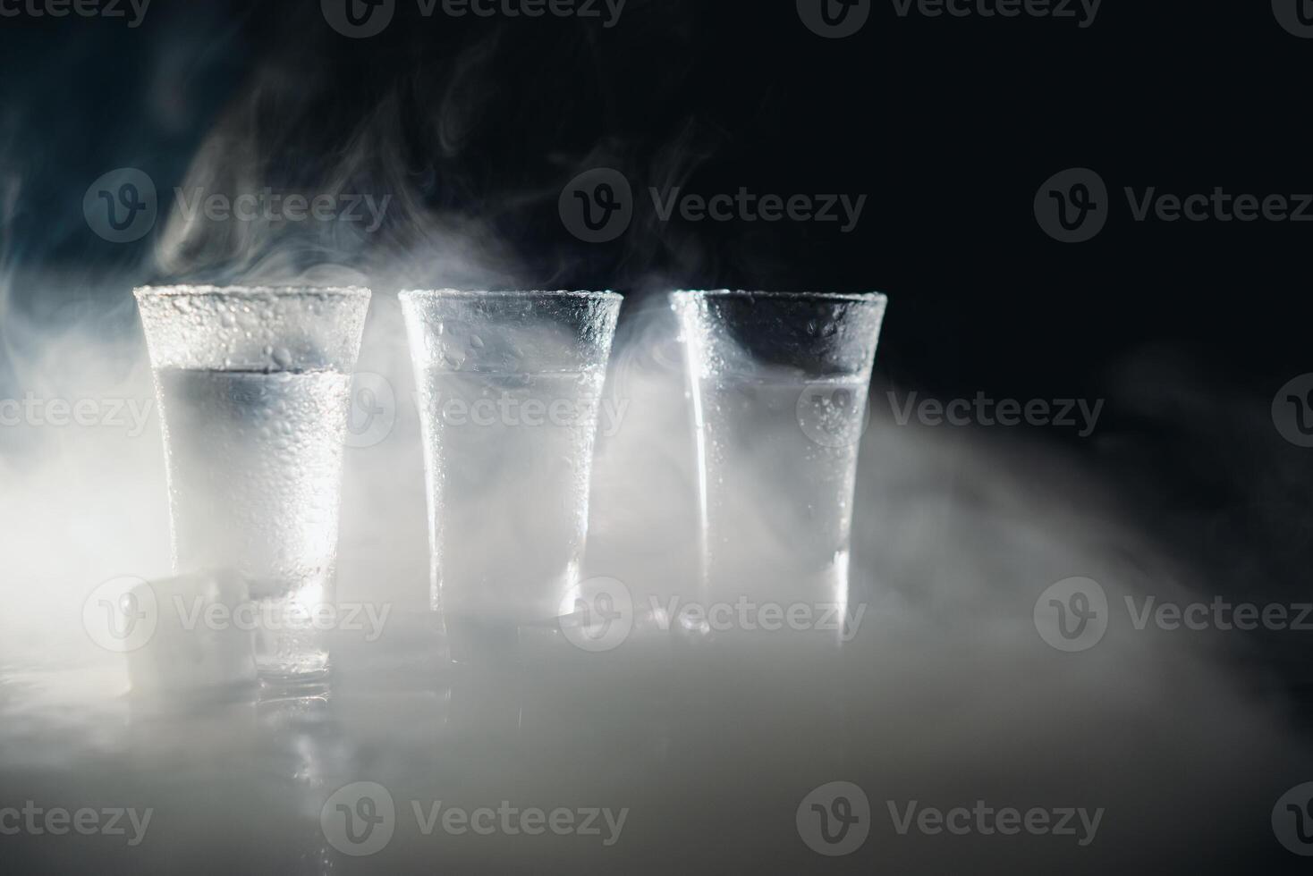 vodka dentro tiro óculos em Sombrio fundo.. foto