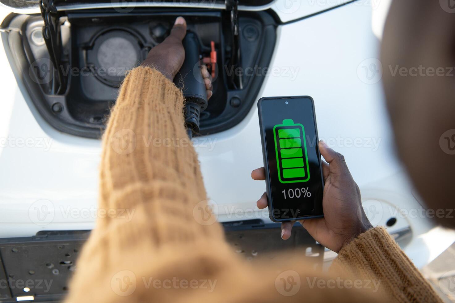 Smartphone aplicativo mostra cobrando status do a elétrico carro bateria. eletro transporte conceito foto