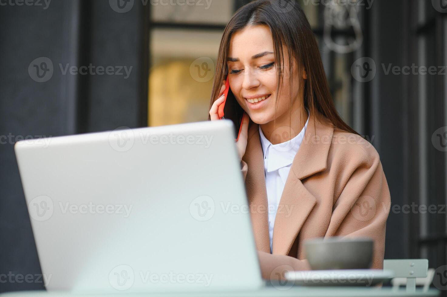 jovem trabalhador autonomo mulher desfrutando café enquanto trabalhando ao ar livre em uma computador portátil computador conectado para público Wi-fi. à moda aluna menina estudando conectados dentro cidade. foto