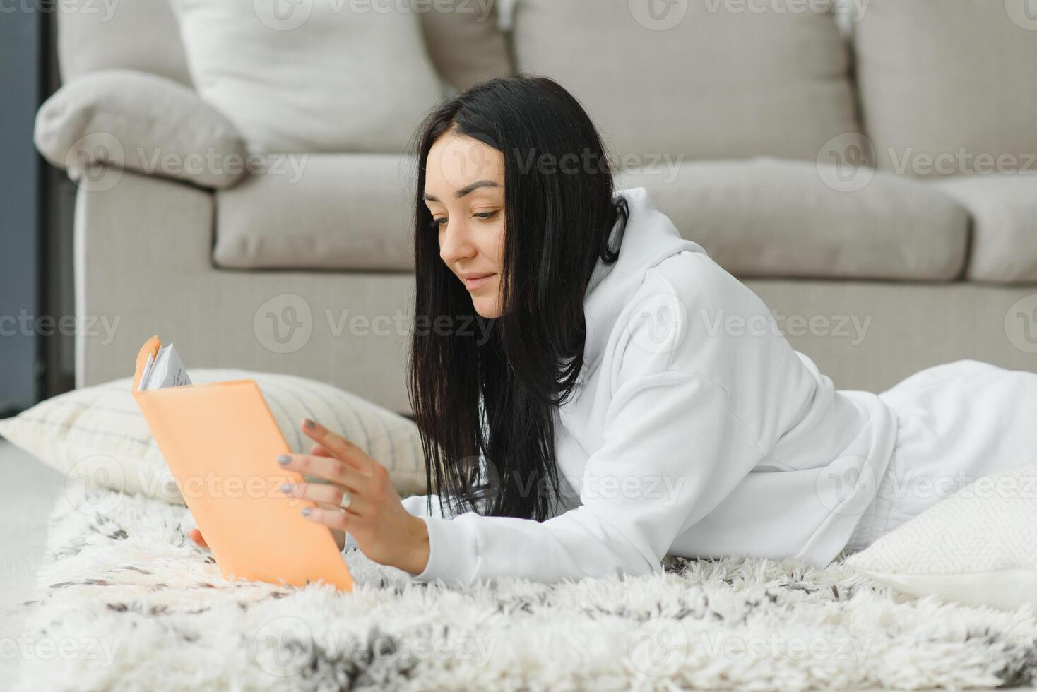 sorridente adolescente menina deitado em chão e relaxante. foto