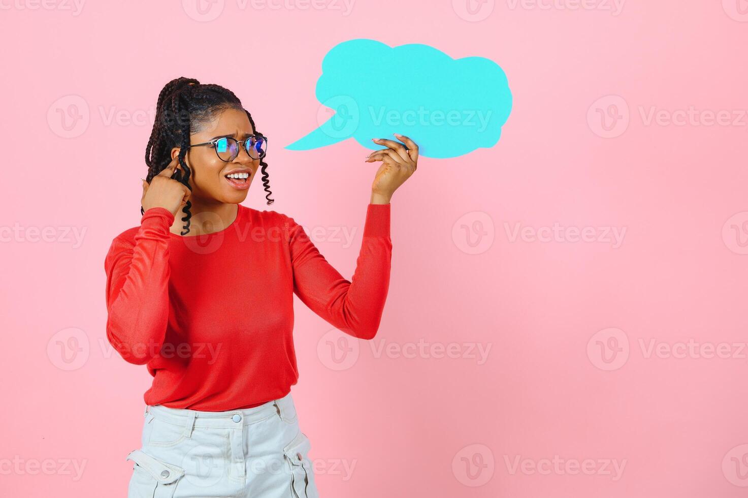 Eu pensar. pensativo afro mulher olhando às em branco discurso bolha, tocante dela queixo, espaço de cópia, Rosa estúdio muro. foto