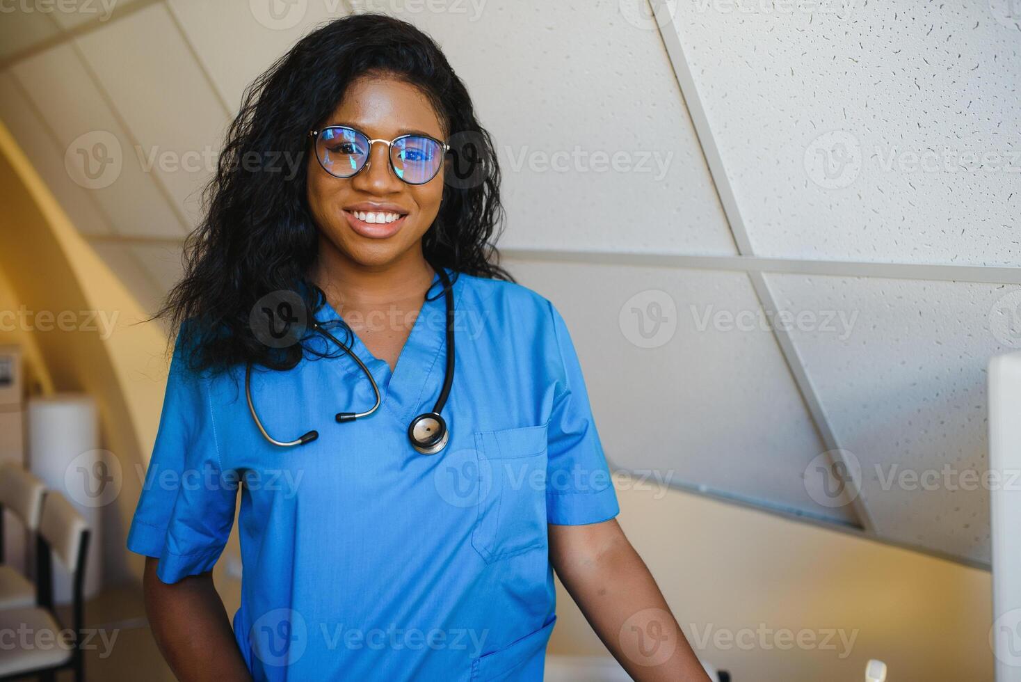 atraente fêmea africano americano médico profissional dentro escritório foto