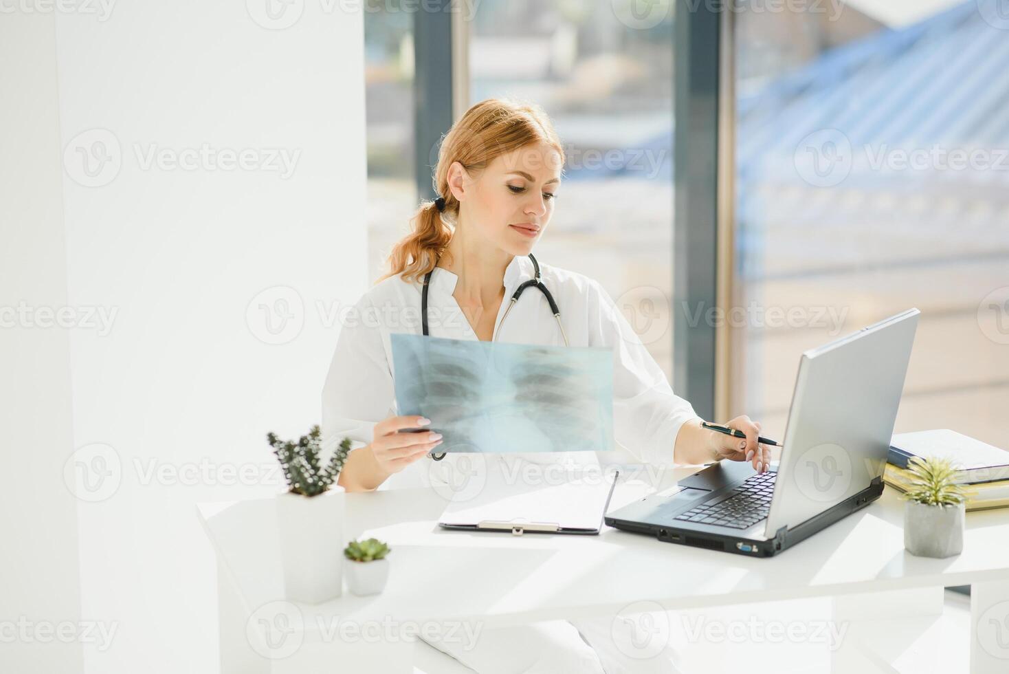 médico médico mulher dentro a escritório. foto
