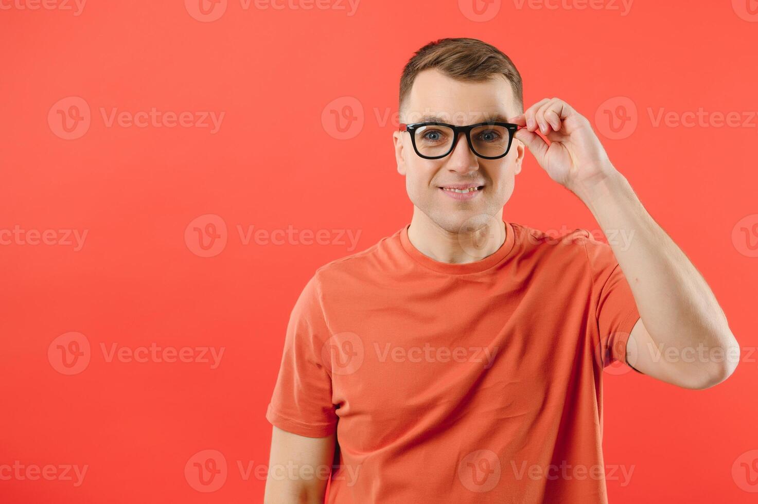 jovem homem vestindo casual roupas e óculos com uma feliz e legal sorrir em face. por sorte pessoa. foto