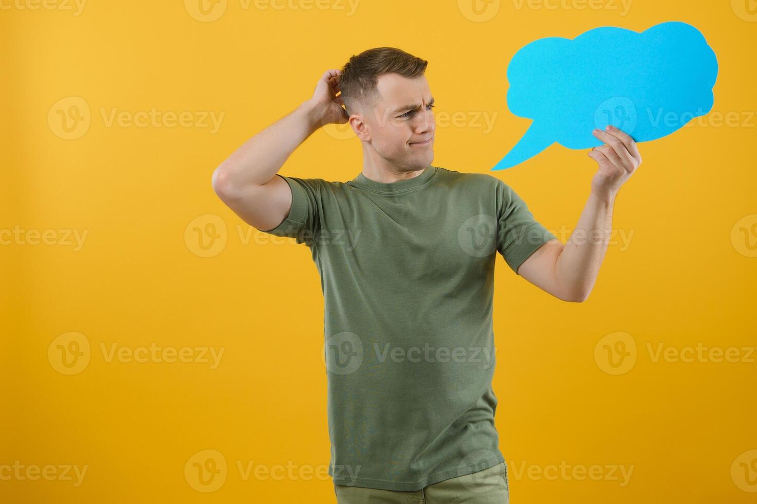 jovem caucasiano homem isolado em amarelo fundo segurando uma pensando discurso bolha e fazendo Está bem placa foto