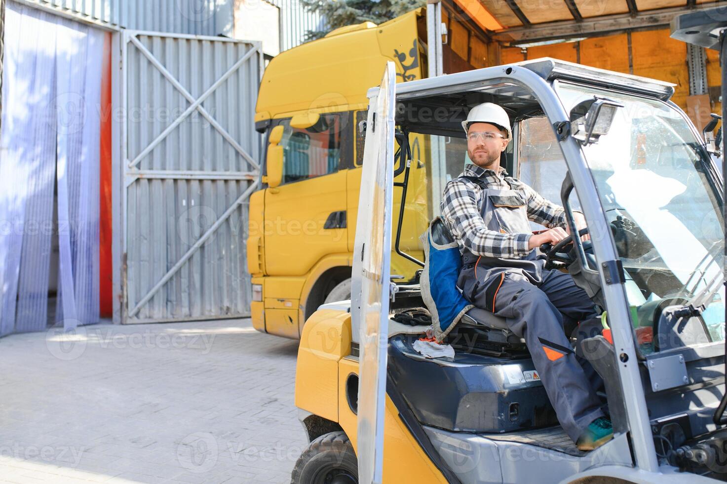 armazém homem trabalhador com empilhadeira foto