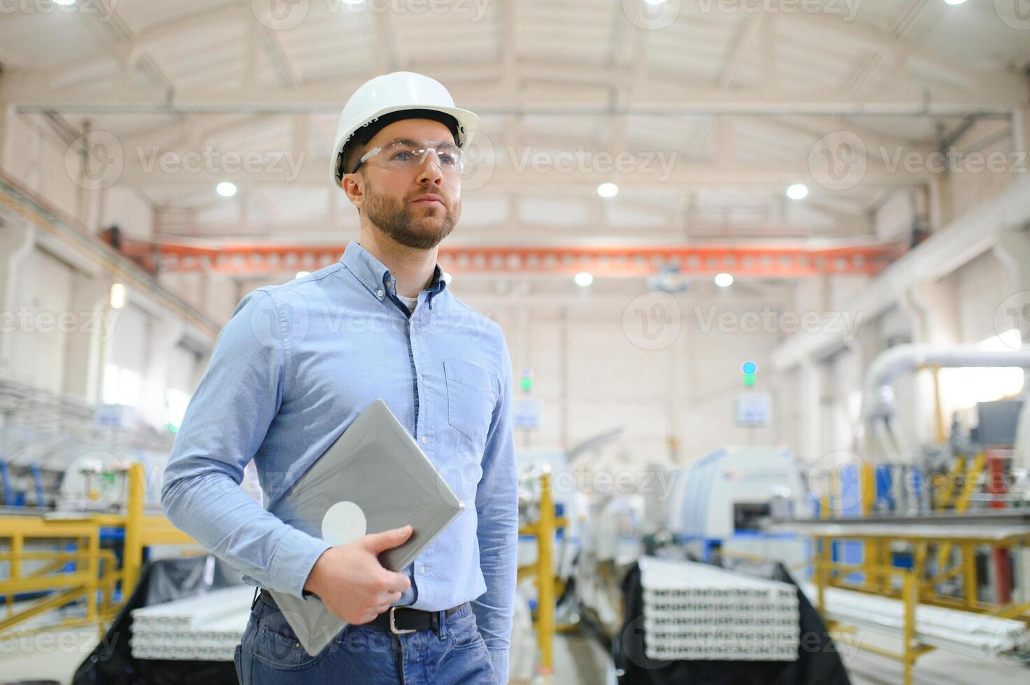 retrato do confiante bonito técnico engenheiro dentro capacete. foto