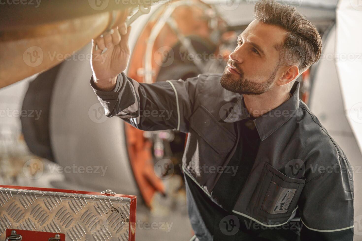 masculino aviação mecânico reparação aeronave dentro hangar foto