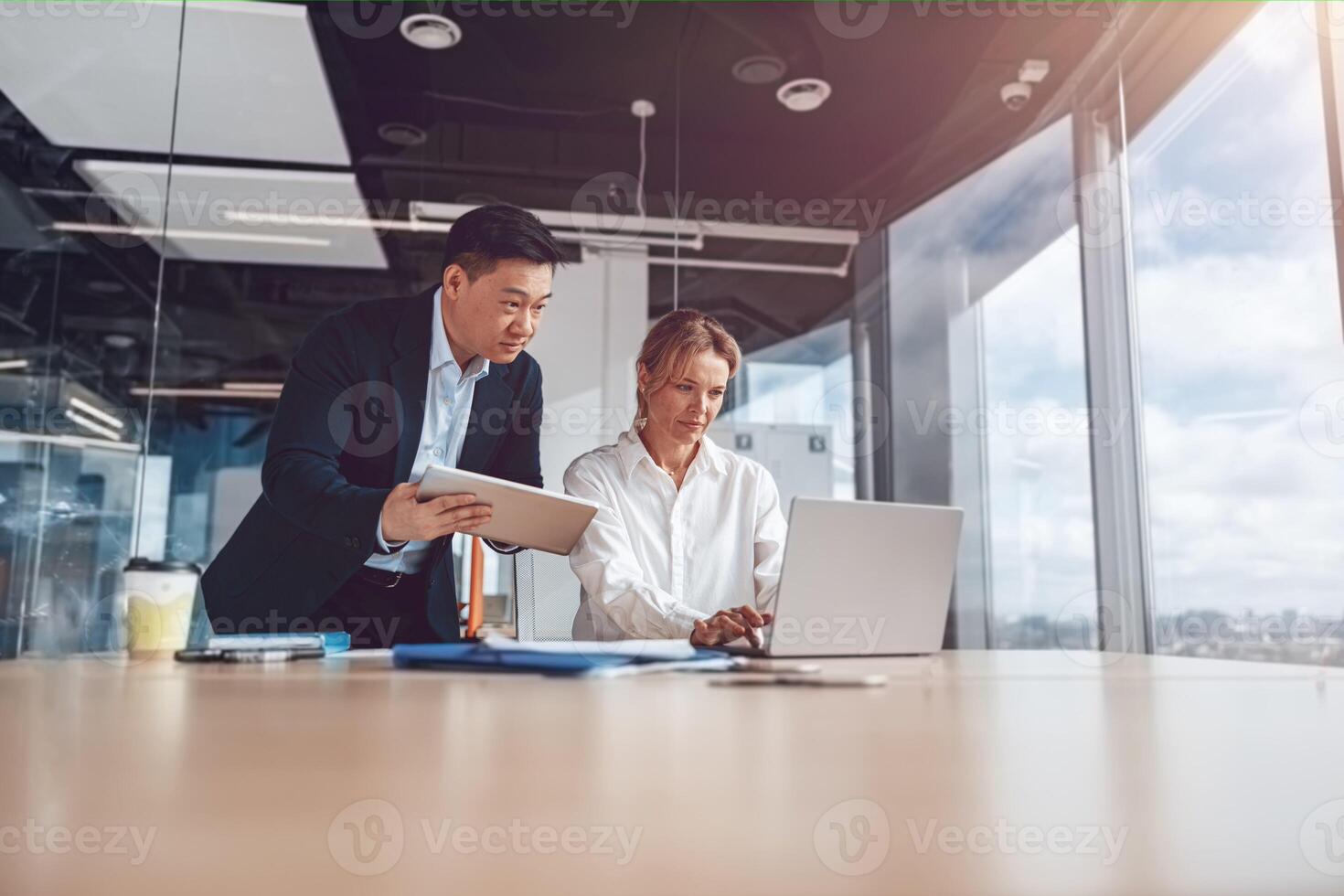 o negócio pessoas dentro escritório encontro para projeto e discutir isto usando computador portátil e tábua foto