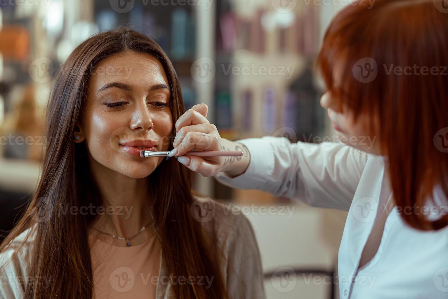 profissional Maquiagem artista aplicando batom com uma escova dentro beleza salão foto