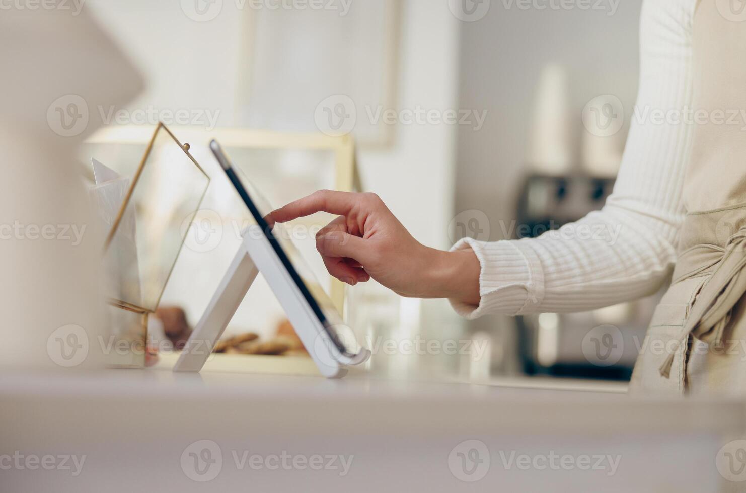 fechar acima do barista em pé às a contador dentro café fazer compras e leva ordens a partir de cliente foto